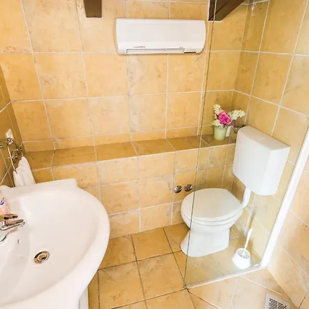 3 Bedroom Gorgeous In Holiday home Moscenicka Draga