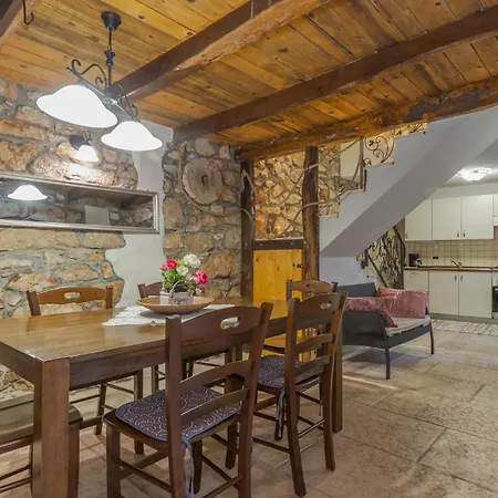 3 Bedroom Gorgeous In Holiday home Moscenicka Draga