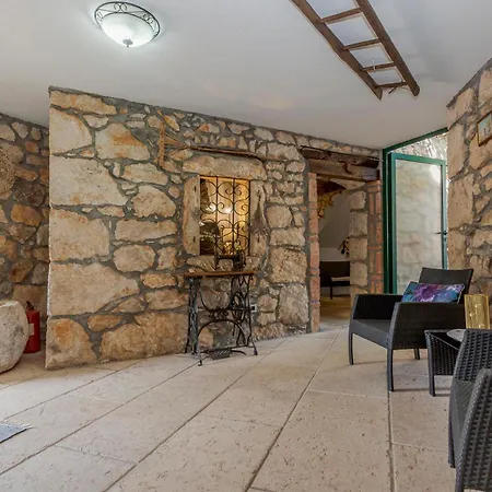 3 Bedroom Gorgeous In Holiday home Moscenicka Draga